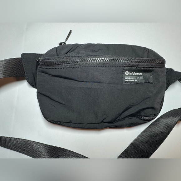 NWOT Lululemon Clean Lines Belt Bag Black 2L Unisex - Picture 5 of 9